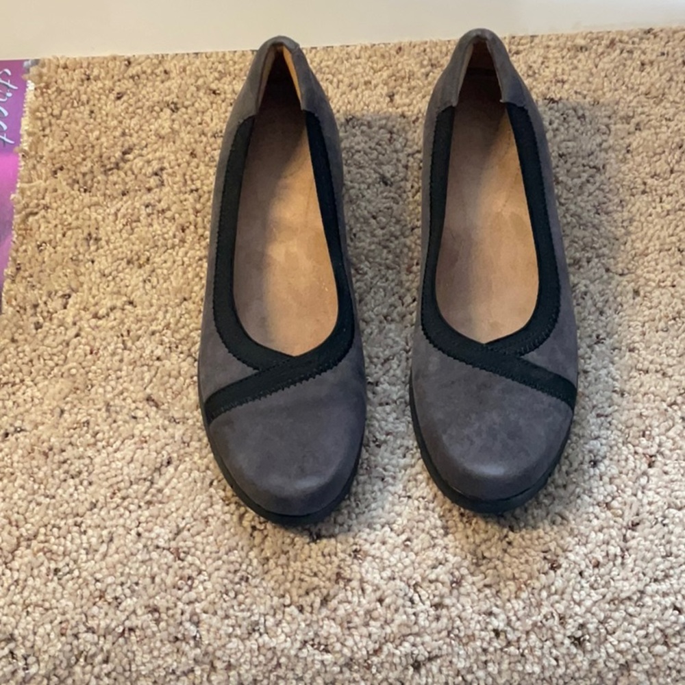 Clark women’s gray flats size 6.5 like new